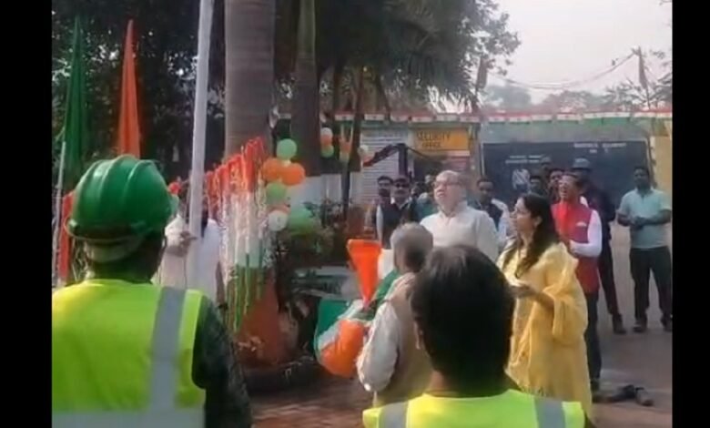 Insult To The National Flag: राशि स्टील में ध्वजारोहण के दौरान जमीन पर गिरा तिरंगा, राष्ट्रध्वज का हुआ अपमान 1 Insult To The National Flag