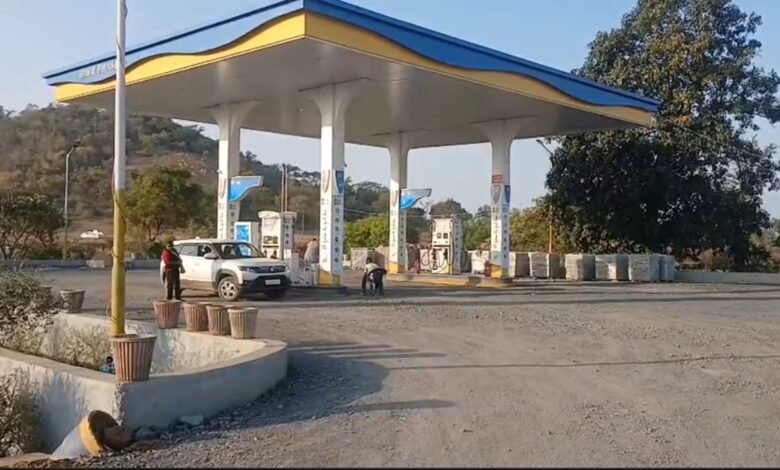 Robbery At A Petrol Pump: रतनपुर के बॉबी पेट्रोल पंप पर गन पॉइंट पर 28 हजार की लूट 1 Robbery At A Petrol Pump