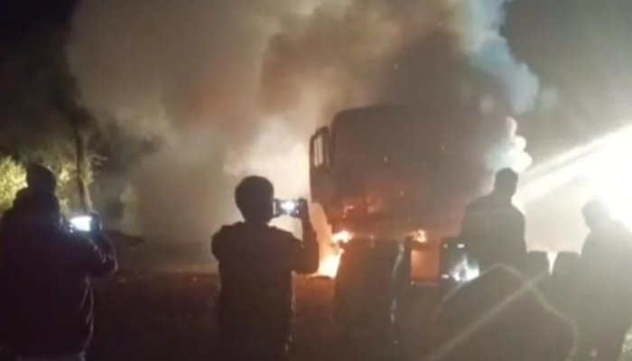 टक्कर के बाद शहडोल हाईवे पर धू-धू कर जला कोयला लदा ट्रक, चालक ने कूदकर बचाई जान 1 image 1 16