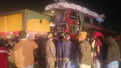 सड़क हादसा: यात्री बस और हाइवा की टक्कर में चालक की मौत, 17 यात्री घायल 4 Road Accident News, Bus and Hyva Collision, Gaya Accident, Amas Police Station, GT Road Accident, Bihar Road Accident, Passenger Bus Crash, Bus Driver Death, 17 Passengers Injured, Serious Road Accident, Late Night Accident, Sherghati Hospital, Magadh Medical College Gaya, Traffic Accident India, Highway Accident, Fatal Bus Accident, Latest Bihar News,