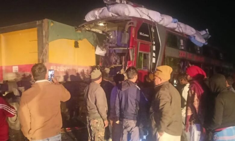 सड़क हादसा: यात्री बस और हाइवा की टक्कर में चालक की मौत, 17 यात्री घायल 1 Road Accident News, Bus and Hyva Collision, Gaya Accident, Amas Police Station, GT Road Accident, Bihar Road Accident, Passenger Bus Crash, Bus Driver Death, 17 Passengers Injured, Serious Road Accident, Late Night Accident, Sherghati Hospital, Magadh Medical College Gaya, Traffic Accident India, Highway Accident, Fatal Bus Accident, Latest Bihar News,
