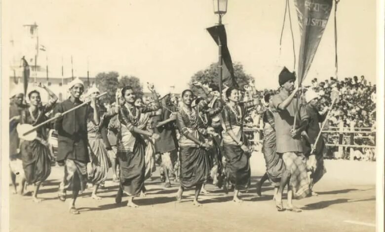 गणतंत्र दिवस स्पेशल: मेजर ध्यानचंद स्टेडियम में 3000 सैनिकों की परेड, 31 तोपों की सलामी 1 First Republic Day of India, Republic Day History, 26 January 1950, Major Dhyan Chand Stadium Parade, First Republic Day Parade, Indian Constitution लागू, Dr Rajendra Prasad First President, 31 Gun Salute, Republic Day Celebration Delhi, Indian Army Navy Air Force Parade, Irwin Amphitheatre, Republic Day Facts, History of Republic Day India,