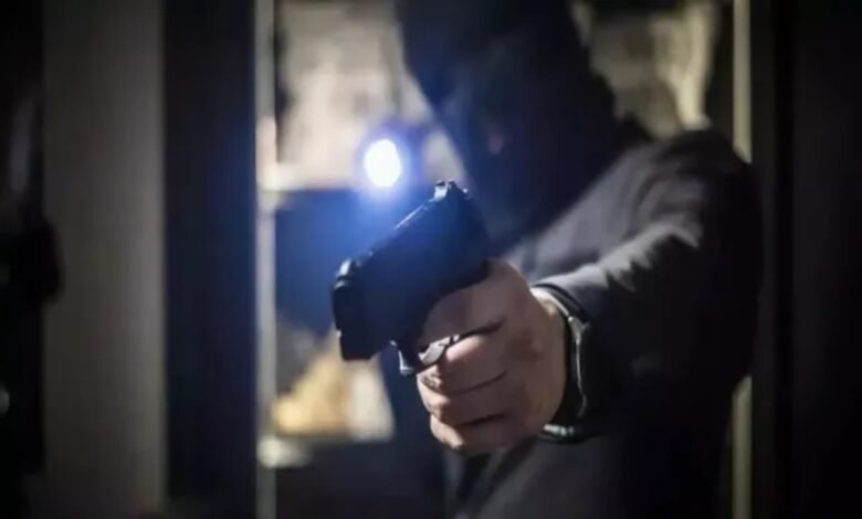 Jewellery Shop Robbery, Daylight Robbery, Gun Point Loot, Vijayapura News, Karnataka Crime News, Gold Jewellery Loot, CCTV Footage Robbery, Armed Robbers, Police Investigation,