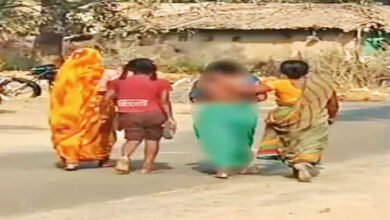 निर्वस्त्र