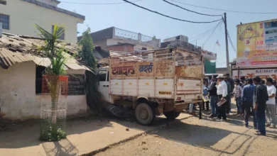 स्कूल परिसर में घुसा अनियंत्रित लोडर, दीवार टूटने से मचा हड़कंप, सभी बच्चे सुरक्षित 4 26 02 2026 truck in school katni 2026226 1927