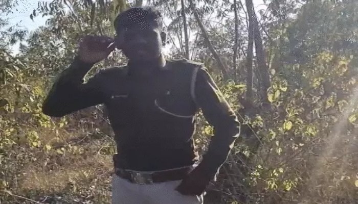 वर्दी में फॉरेस्ट गार्ड को युवकों ने बेल्ट से पीटा, डांस करवाकर बनाया वीडियो 1 बेल्ट