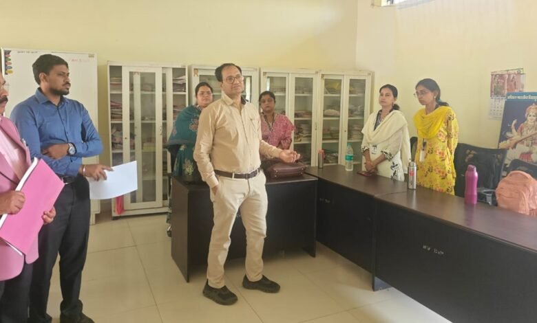 Collector Inspection: तखतपुर के आत्मानंद स्कूल का कलेक्टर ने किया निरीक्षण, 1 Collector Inspection