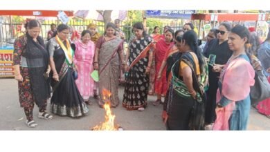 Effigy burning: बिलासपुर में महिला कांग्रेस का प्रदर्शन, केंद्रीय मंत्री के इस्तीफे की मांग 3 Effigy burning