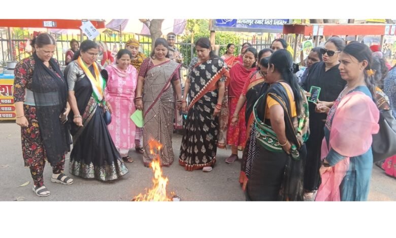 Effigy burning: बिलासपुर में महिला कांग्रेस का प्रदर्शन, केंद्रीय मंत्री के इस्तीफे की मांग 1 Effigy burning