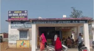 डोंगरगढ़ के जटकन्हार पोस्ट ऑफिस में करोड़ों की हेराफेरी का आरोप, ग्रामीणों का घेराव 2 IMG 9207