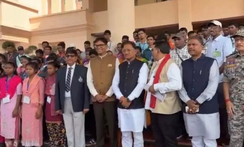 रायपुर: 120 पुनर्वासित नक्सली पहुंचे विधानसभा, सदन ने तालियों से किया स्वागत 1 IMG 9561