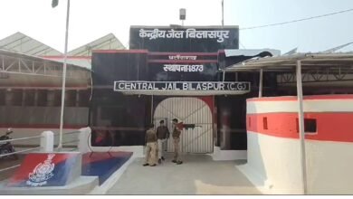 Prisoner attempted suicide: उम्रकैद की सजा काट रहे कैदी ने किया सुसाइड का प्रयास, गर्दन पर हंसिया चलाकर की जान देने की कोशिश 2 Prisoner attempted suicide