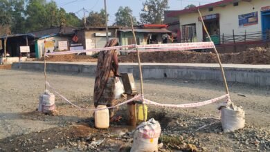 Development or negligence?: हाईवे के बीच हैंडपंप, जान जोखिम में डालकर भर रहे पानी. 3 Development or negligence?