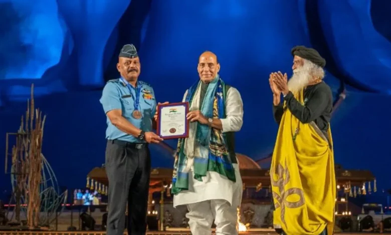 ईशा महाशिवरात्रि 2026 में ‘भव्य भारत भूषण’ सम्मान की शुरुआत, राष्ट्र-निर्माताओं को किया गया सम्मानित 1 adiyogi