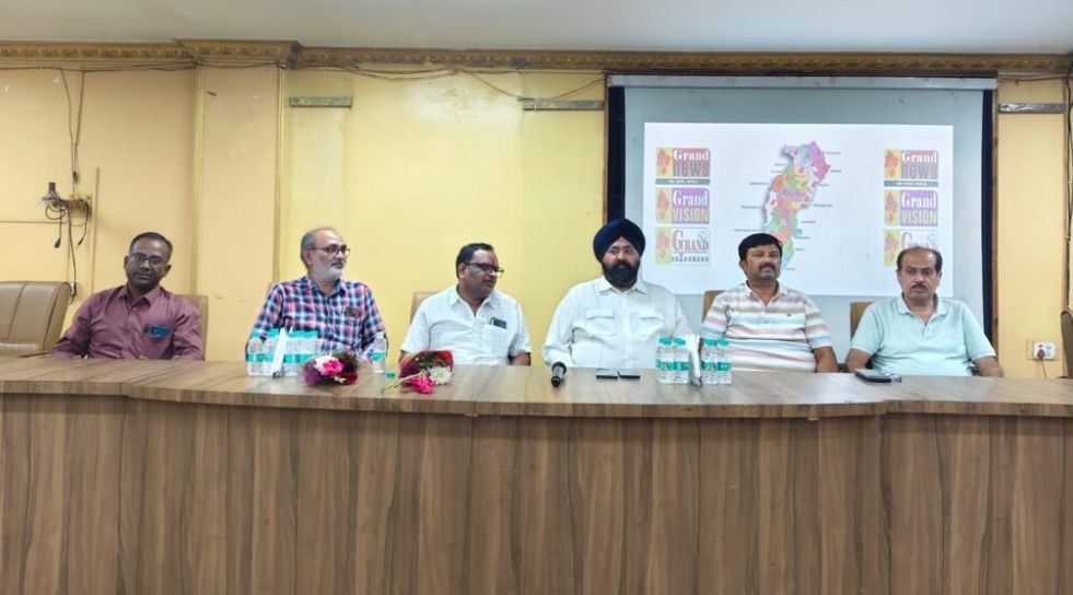 केबल ऑपरेटर्स की अहम बैठक ग्रैंड मुख्यालय में, चेयरमैन गुरचरण होरा ने अन्य कम्पिनियों के लुभावने ऑफर्स से बचने की दी सलाह 2 g3