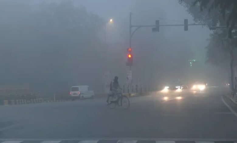 Delhi Fog, UP Fog, Dense Fog Alert, IMD Orange Alert, IMD Red Alert, North India Weather, Road Accidents, Low Visibility, Train Delay, Flight Delay, Cold Wave, Rajasthan Fog, Western Disturbance, Jammu Kashmir Snowfall, Himachal Snowfall, Uttarakhand Snowfall, Manali Snow, Gulmarg Temperature, Rohtang Pass, Kullu Lahaul Spiti, Highway Closed, Weather Update,