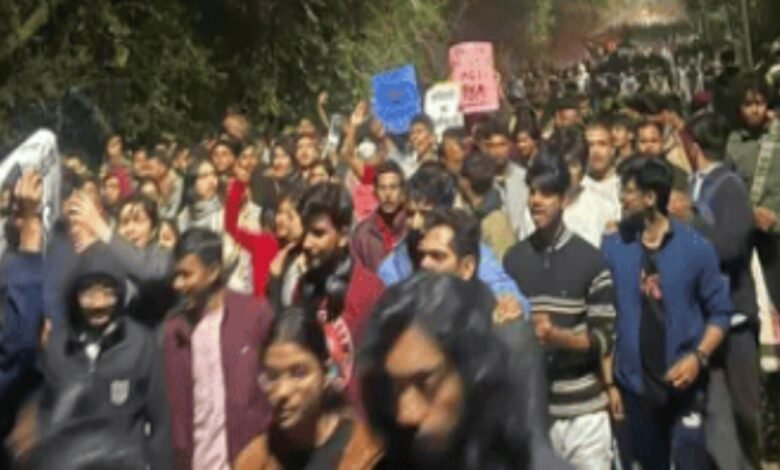 यूनीवर्सिटी में आधी रात बवाल: ABVP और लेफ्ट विंग में हिंसक झड़प, कई छात्र घायल 1 JNU violence, JNU clash ABVP left wing, JNU students injured, JNU library attack, Jawaharlal Nehru University Delhi, ABVP protest JNU, Left wing student violence, JNU campus fight, JNU VC Shantishree D. Pandit, JNUSU protest, JNU midnight attack, Delhi student unrest, JNU student politics,