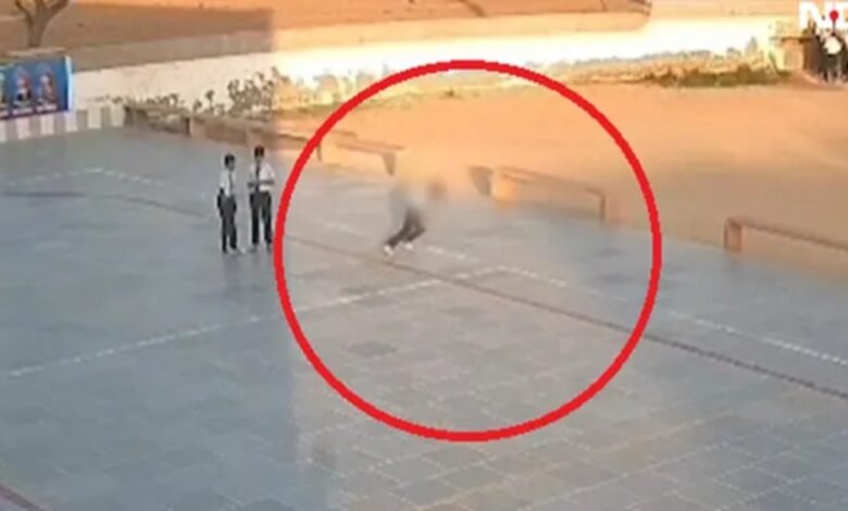 खेलते-खेलते थम गईं सांसें: 9 साल की दिव्या की मैदान में मौत 1 Nagaur news, Rajasthan news, child heart attack, cardiac arrest in child, 9 year old girl death, school ground incident, Gotan International School, sudden cardiac arrest, student death in school, breaking news Rajasthan, child health risk, heart attack in kids, CCTV viral video,