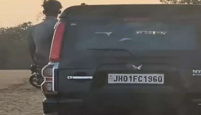 चलती स्कॉर्पियो से लटककर छात्रों ने किया खतरनाक स्टंट, पुलिस ने वाहन जब्त किए 1 स्टंट