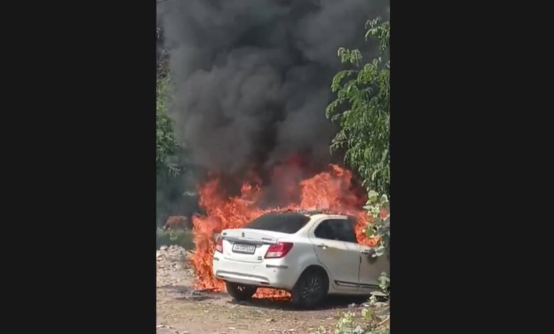 Arson: कचरे के ढेर में लगी आग, दो वाहन जलकर खाक 1 Arson