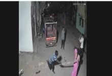 Bullying: рдЧрд╛рд▓реА-рдЧрд▓реМрдЪ рдкрд░ рдмреЭрд╛ рд╡рд┐рд╡рд╛рдж, рдпреБрд╡рдХреЛрдВ рдиреЗ рдорд╣рд┐рд▓рд╛ рдФрд░ рдЕрдзреЗрдбрд╝ рдХреЛ рд▓рд╛рдареА-рдбрдВрдбреЛрдВ рд╕реЗ рдмреЗрд░рд╣рдореА рд╕реЗ рдкреАрдЯрд╛ 25 Bullying