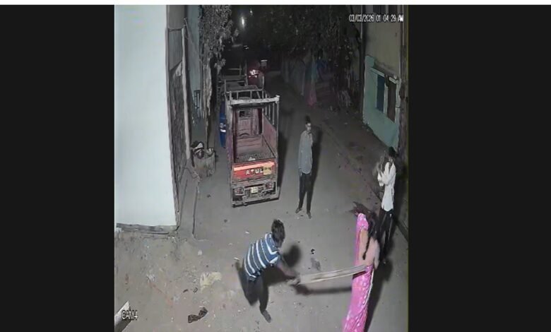 Bullying: गाली-गलौच पर बढ़ा विवाद, युवकों ने महिला और अधेड़ को लाठी-डंडों से बेरहमी से पीटा 1 Bullying