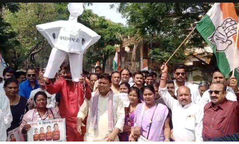 Congress protests: घरेलू और कमर्शियल रसोई गैस की बढ़ती कीमतों के विरोध में कांग्रेस का प्रदर्शन 1 Congress protests