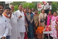 Cylinder Tribute: рдПрд▓рдкреАрдЬреА рдЧреИрд╕ рдХрд┐рд▓реНрд▓рдд рдкрд░ рдХрд╛рдВрдЧреНрд░реЗрд╕ рдХрд╛ рдЕрдиреЛрдЦрд╛ рд╡рд┐рд░реЛрдз,рд╕рд┐рд▓реЗрдВрдбрд░ рдХреЛ рджреА рд╢реНрд░рджреНрдзрд╛рдВрдЬрд▓рд┐ 19 Cylinder Tribute