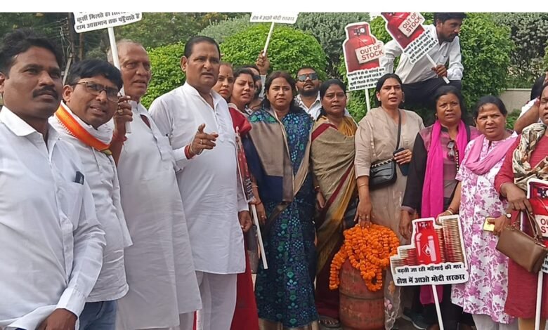 Cylinder Tribute: एलपीजी गैस किल्लत पर कांग्रेस का अनोखा विरोध,सिलेंडर को दी श्रद्धांजलि 1 Cylinder Tribute