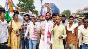 गरियाबंद में गैस की किल्लत पर कांग्रेस का अनोखा प्रदर्शन, नाले की गैस से चाय बनाकर जताया विरोध 2 IMG 0371