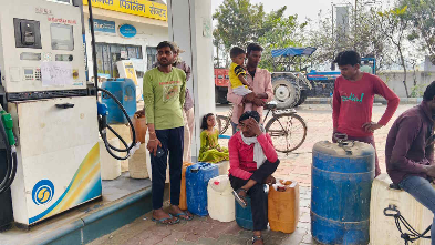 बिलासपुर में डिब्बों में डीजल देने पर रोक, ईरान-इजराइल युद्ध के बीच कलेक्टर का सख्त आदेश 1 IMG 0938