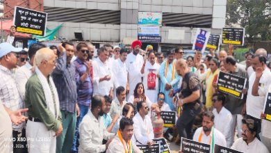 गैस सिलेंडर के दाम बढ़ने पर रायपुर में कांग्रेस का प्रदर्शन, घड़ी चौक पर चूल्हा जलाकर जताया विरोध 5 IMG 9893