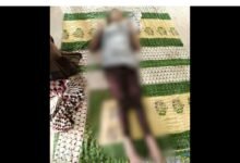 Mysterious death: рдШрд░ рд╕реЗ рд╕рд╛рдд рдХрд┐рд▓реЛрдореАрдЯрд░ рджреВрд░ рджреВрд╕рд░реЗ рдЧрд╛рдВрд╡ рдХреЗ рдмрдВрдж рдХрдорд░реЗ рдореЗрдВ рдлрдВрджреЗ рдкрд░ рд▓рдЯрдХреА рдорд┐рд▓реА рдпреБрд╡рддреА рдХреА рд▓рд╛рд╢ 22 Mysterious death