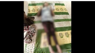 Mysterious death: рдШрд░ рд╕реЗ рд╕рд╛рдд рдХрд┐рд▓реЛрдореАрдЯрд░ рджреВрд░ рджреВрд╕рд░реЗ рдЧрд╛рдВрд╡ рдХреЗ рдмрдВрдж рдХрдорд░реЗ рдореЗрдВ рдлрдВрджреЗ рдкрд░ рд▓рдЯрдХреА рдорд┐рд▓реА рдпреБрд╡рддреА рдХреА рд▓рд╛рд╢ 4 Mysterious death