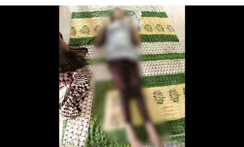 Mysterious death: घर से सात किलोमीटर दूर दूसरे गांव के बंद कमरे में फंदे पर लटकी मिली युवती की लाश 1 Mysterious death