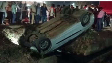 The car overturned into a ditch: मोपका चौक के पास जानलेवा गड्ढे में पलटी अनियंत्रित कार, नशे में धुत चालक की बची जान 2 The car overturned into a ditch