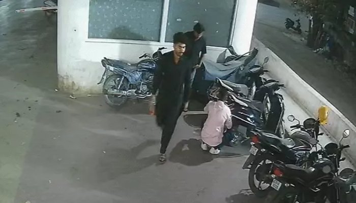 रायपुर की मल्टीलेवल पार्किंग में पेट्रोल और पार्ट्स चोरी, CCTV में कैद हुए आरोपी 1 image 1 18