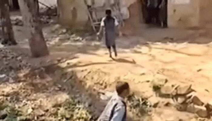 सूरजपुर में स्कूली बच्चों से नाले के पानी से धुलवाए बर्तन, हेडमास्टर सस्पेंड 1 सूरजपुर