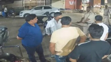 रेलवे स्टेशन के पास युवक से मारपीट का वीडियो वायरल, पुलिसकर्मी पर बदसलूकी का आरोप 6 मारपीट