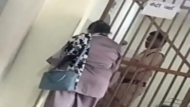 अंबिकापुर जेल में कैदी को मिल रही थी खास सुविधाएं, वीडियो वायरल; दो प्रहरी निलंबित 2 image 3 28