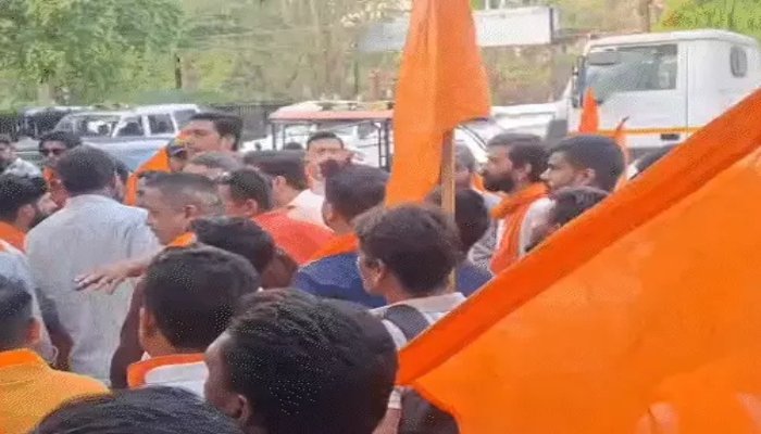 रायपुर में सोशल मीडिया पोस्ट पर विवाद, हिंदू देवी-देवताओं पर टिप्पणी के आरोप में वकील पर FIR 1 image 30