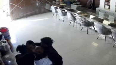 ज्वेलरी शॉप में घुसकर लूट, व्यापारी दंपती की पिटाई; बच्चे की गुहार का CCTV सामने आया 5 image 47