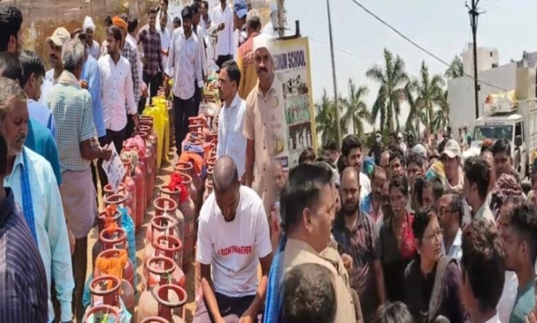 गैस संकट से नाराज़ ग्रामीणों का चक्काजाम, 25 दिन बाद भी नहीं मिला सिलेंडर 1 IMG 1581