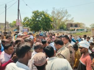 गैस संकट से नाराज़ ग्रामीणों का चक्काजाम, 25 दिन बाद भी नहीं मिला सिलेंडर 3 IMG 1582