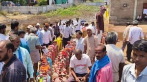 गैस संकट से नाराज़ ग्रामीणों का चक्काजाम, 25 दिन बाद भी नहीं मिला सिलेंडर 2 IMG 1583