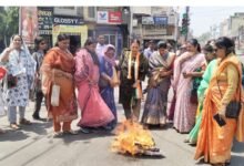 The Saree Scam: साड़ी घोटाले के आरोपों से गरमाई सियासत: बिलासपुर में महिला कांग्रेस ने फूंका मंत्री लक्ष्मी राजवाड़े का पुतला 19 The Saree Scam