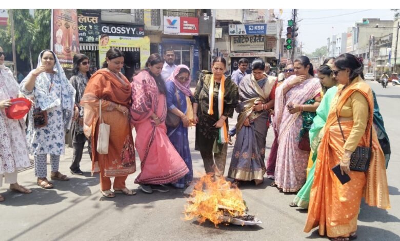 The Saree Scam: साड़ी घोटाले के आरोपों से गरमाई सियासत: बिलासपुर में महिला कांग्रेस ने फूंका मंत्री लक्ष्मी राजवाड़े का पुतला 1 The Saree Scam