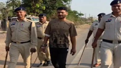 मासूम से रेप का आरोपी अरेस्ट, जुलूस निकाला गया:मेडिकल के लिए अस्पताल आया तो आए मिर्गी के झटके, पुलिसकर्मी ने सुंघाया जूता 6 रेप