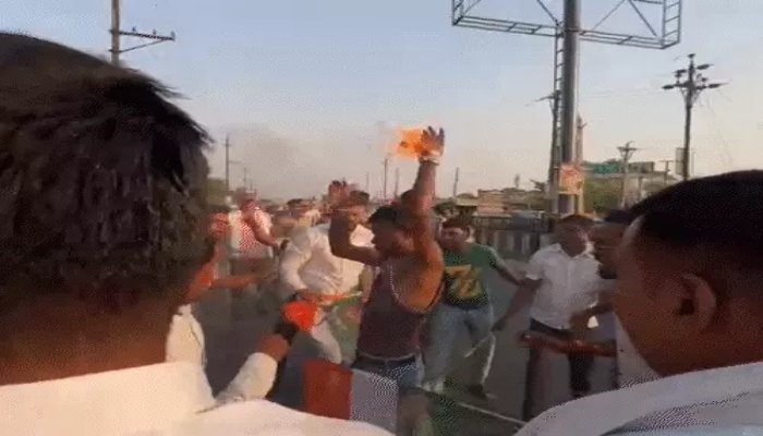 दुर्ग में प्रदर्शन के दौरान पुतला दहन में पुलिसकर्मी झुलसा, रेप केस को लेकर हुआ हंगामा 1 रेप