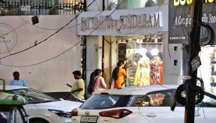 19 दुकानों के खुलते ही पंडरी बाजार में फिर लौटा जाम, फैसले पर उठे सवाल 1 image 5